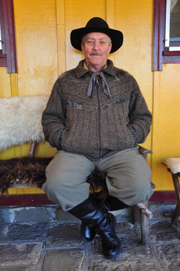 Seu Domingos, proprietário do hotel Monte Negro, em São José dos Ausentes - RS